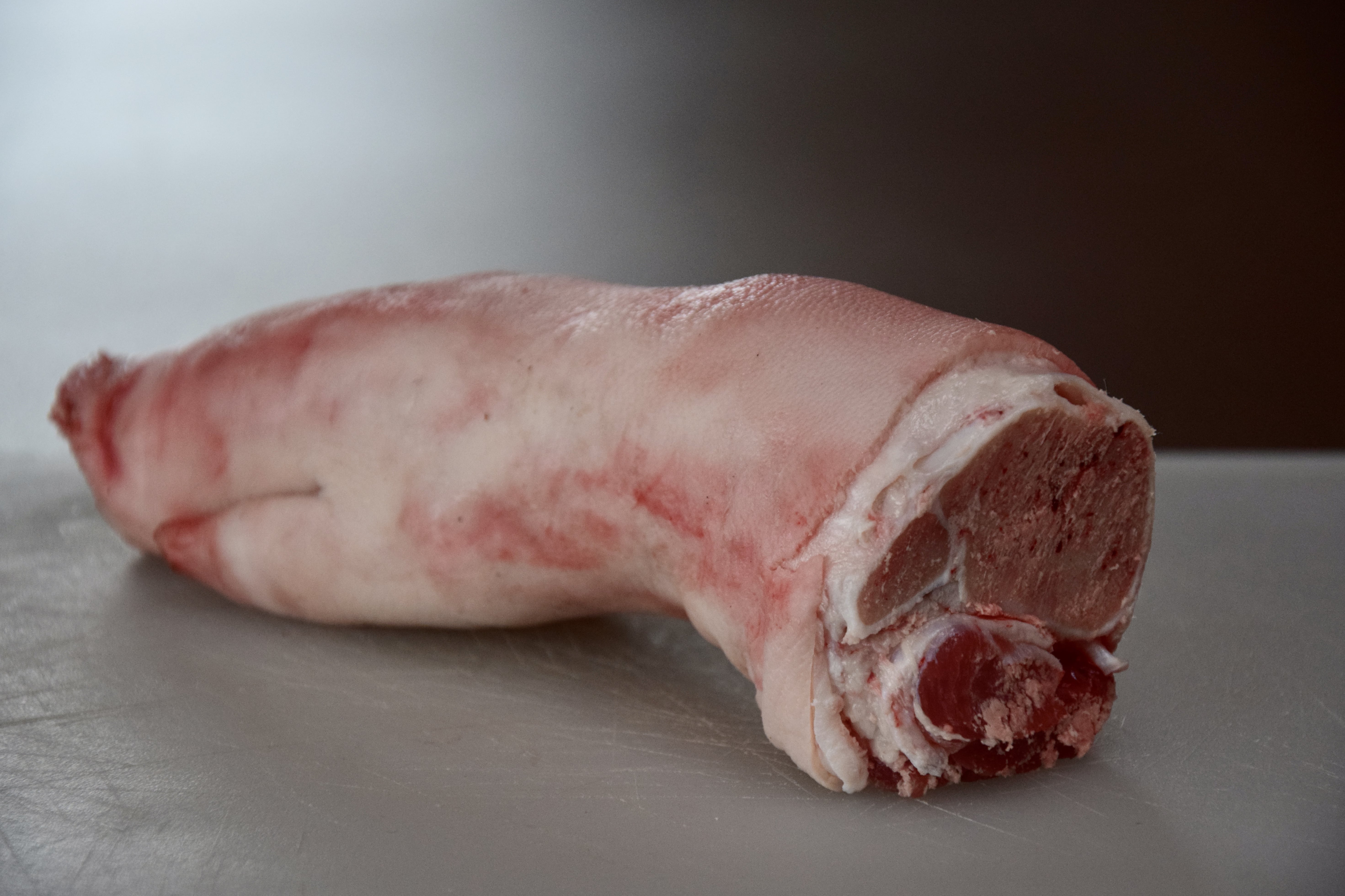 Pied coupé de porc Cul-Noir Alsacien : produit brut